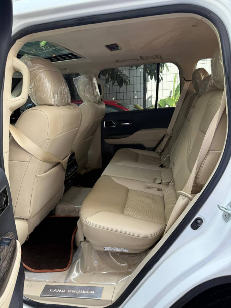 Toyota LC300 vue arrière